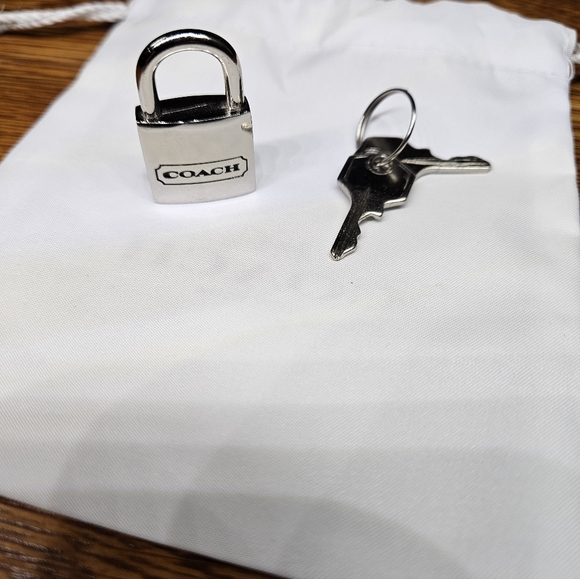 Coach Padlock with Keys Hangtag and Dustbag - Picture 4 of 7